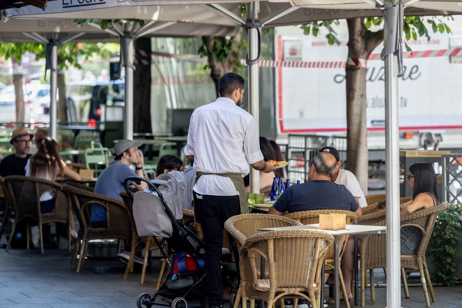 Clientes en la terraza de un bar