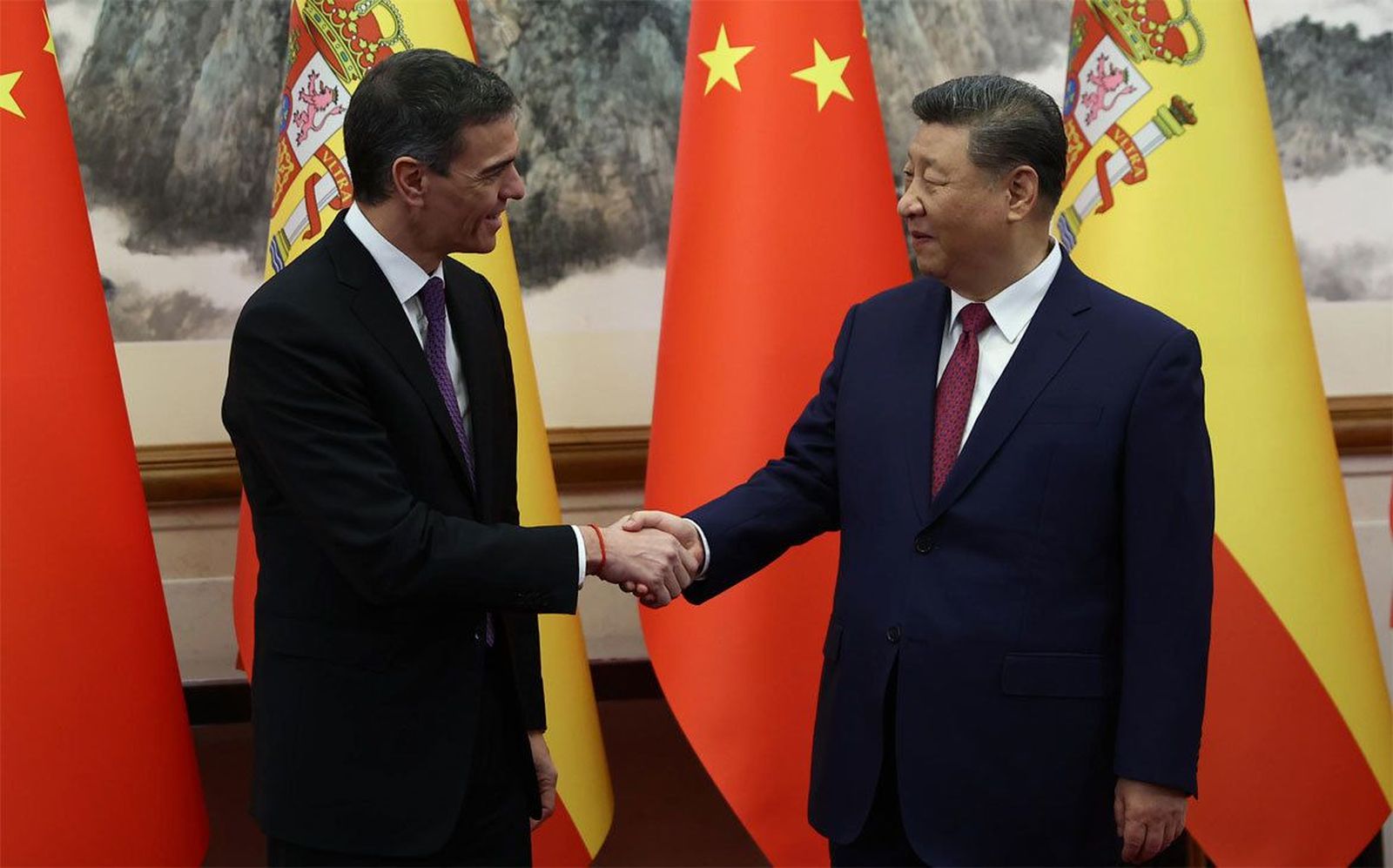 El viaje de Sánchez a China genera controversia por el momento elegido