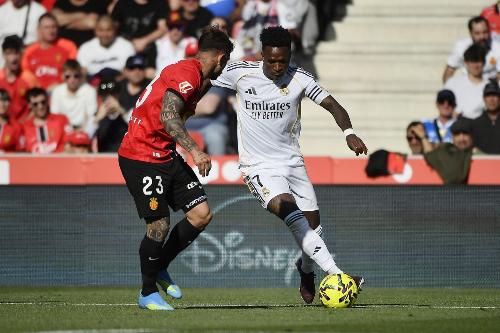 Vinicius encara a un jugador del Mallorca