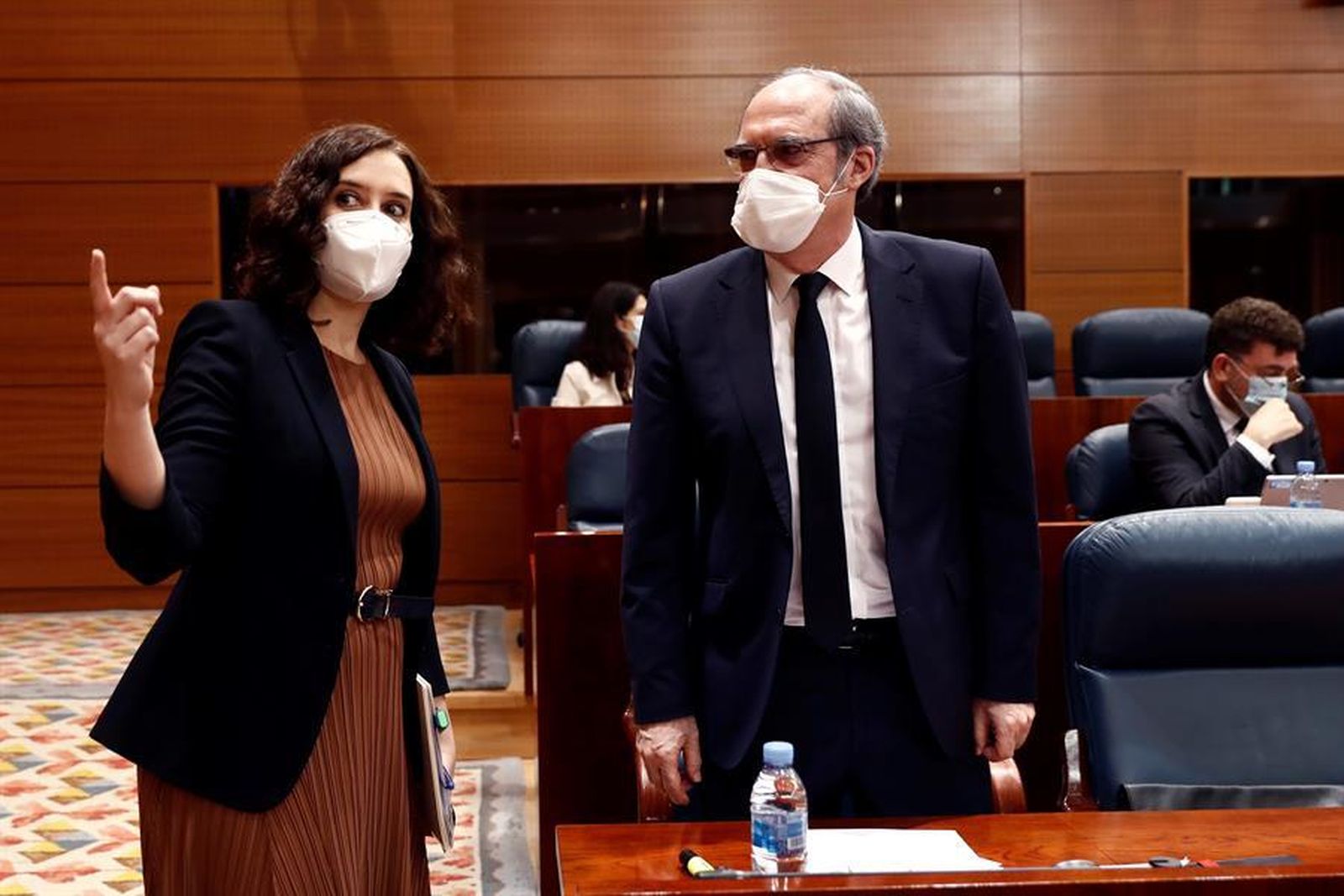 Ayuso conversa con Gabilondo en la Asamblea de Madrid