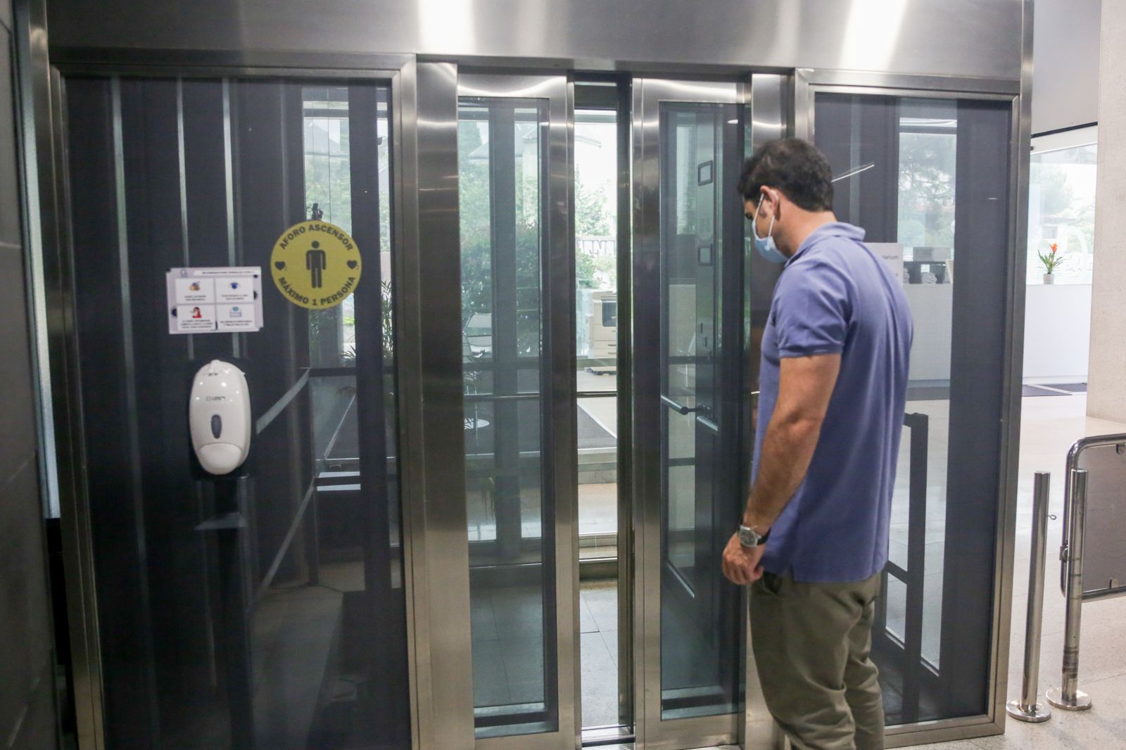 un hombre a punto de subirse en un ascensor