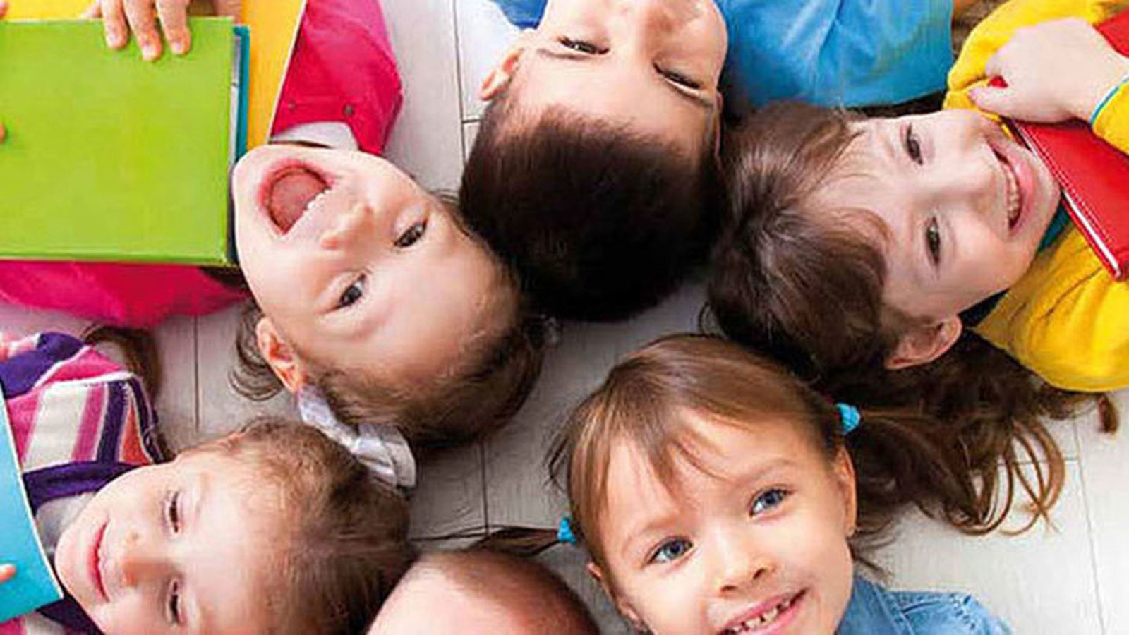 Un grupo de escolares participa en una actividad de aula