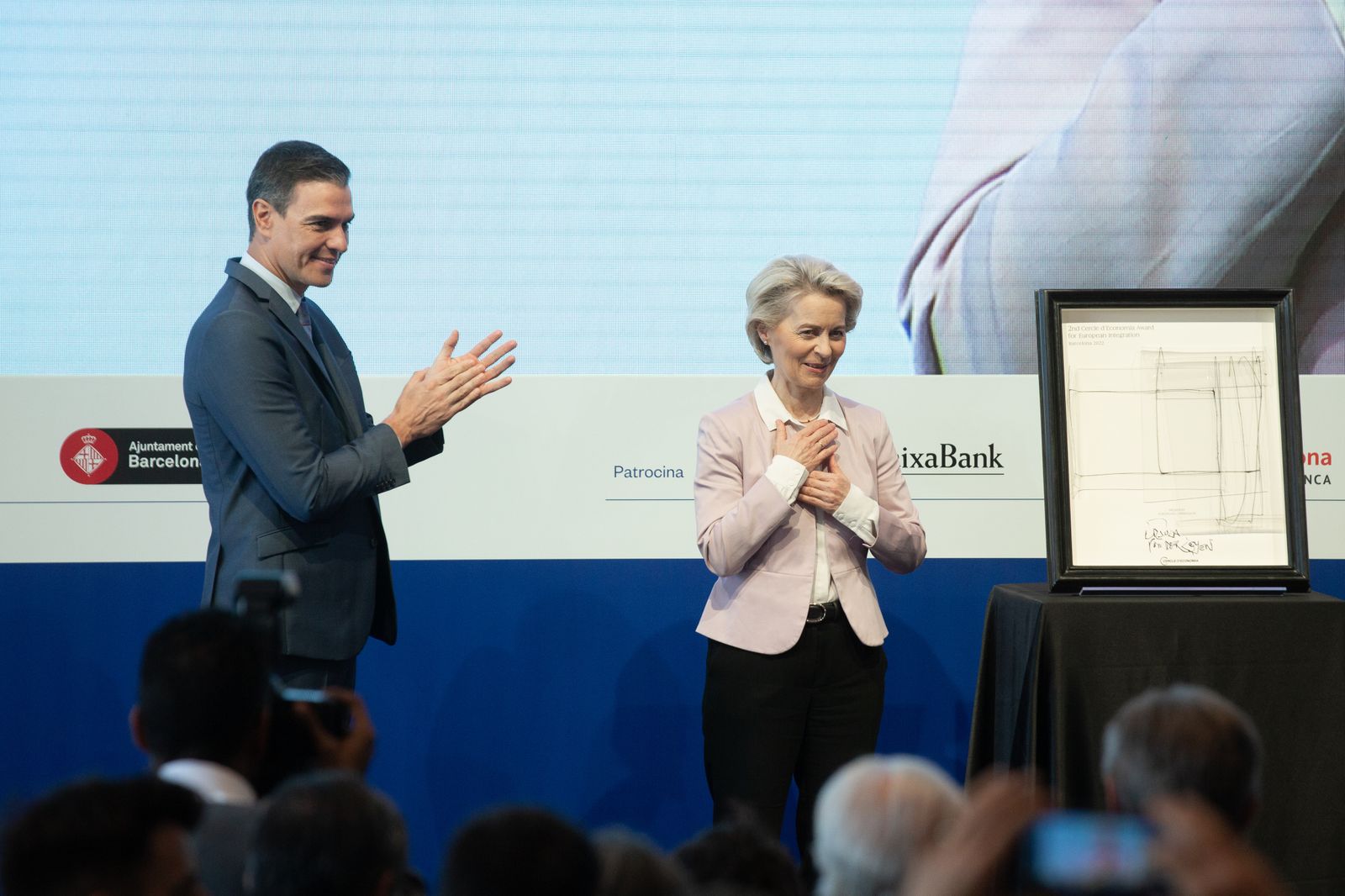 El presidente del Gobierno, Pedro Sánchez, aplaude a la presidenta de la Comisión Europea, Ursula Von der Leyen