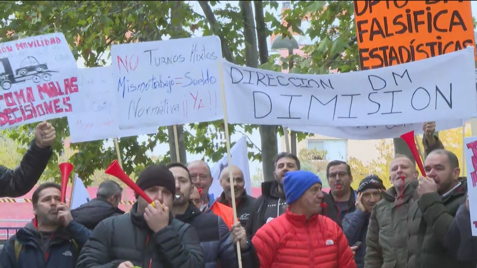 Conductores de las grúas de la EMT protestan por sentirse "discriminados" dentro de la empresa municipal