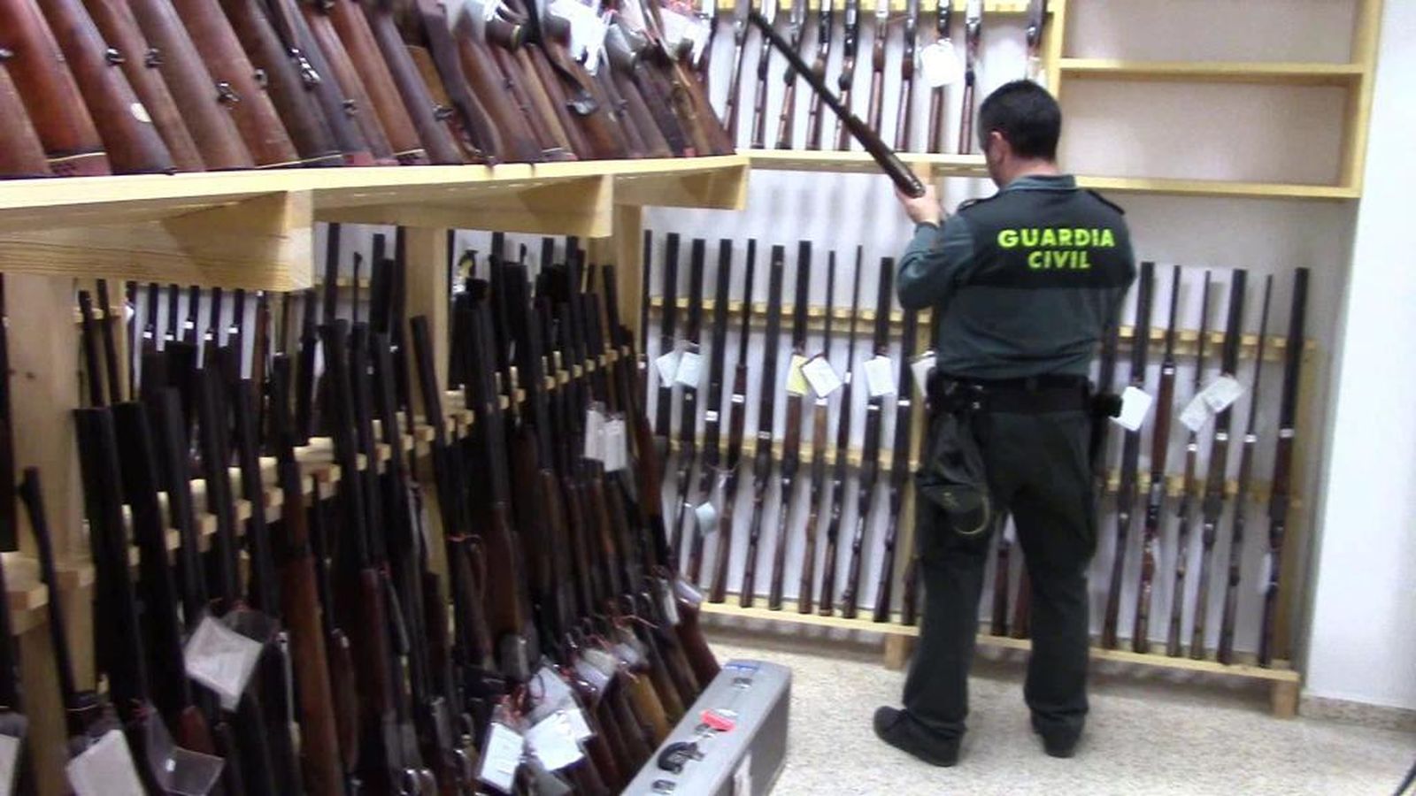 Un agente del Servicio de Intervención de Armas de la Guardia Civil