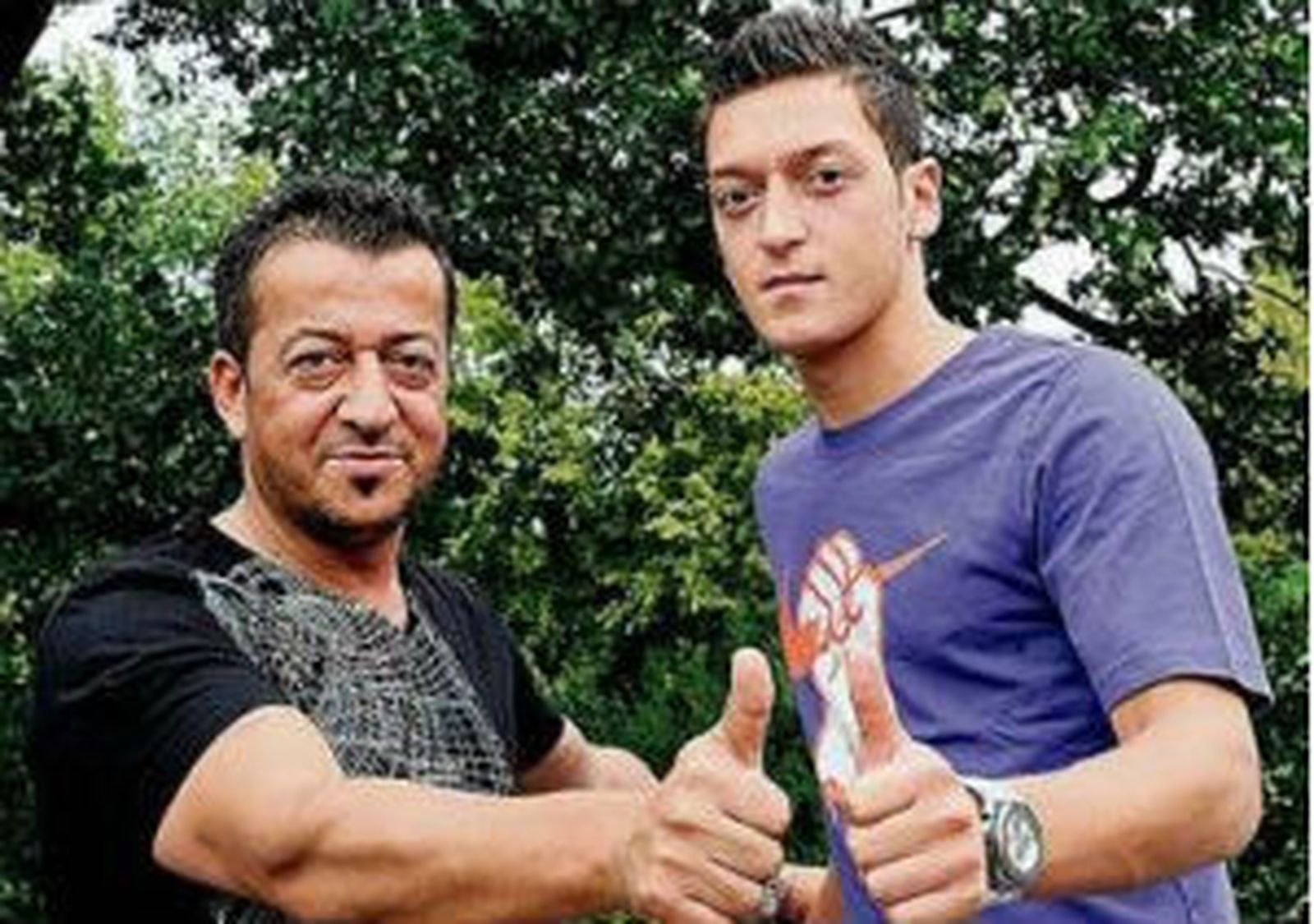Mesut Ozil, con su padre Mustafá