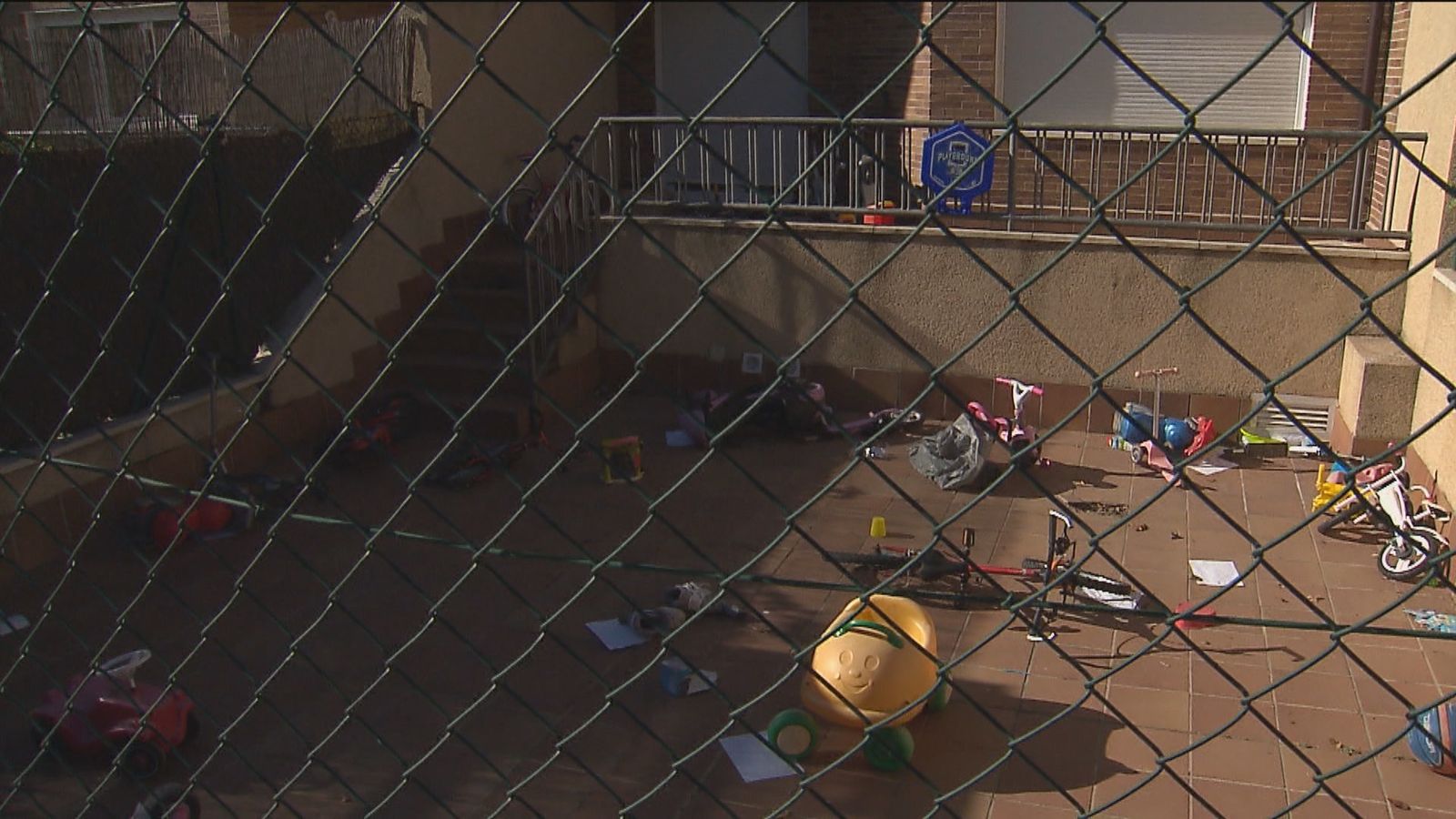 Juguetes en el patio de la casa del matrimonio acusado de presuntamente maltratar a sus hijos en Colmenar Viejo