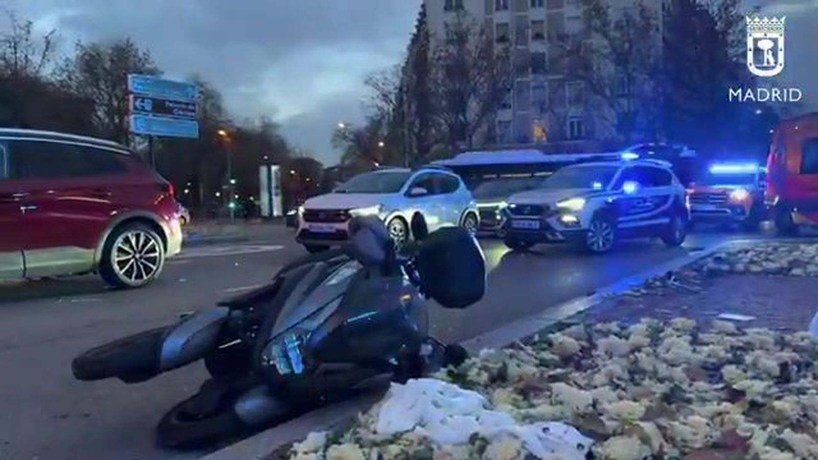 Intubada y en estado grave una motorista tras colisionar con una isleta en Manuel Becerra
