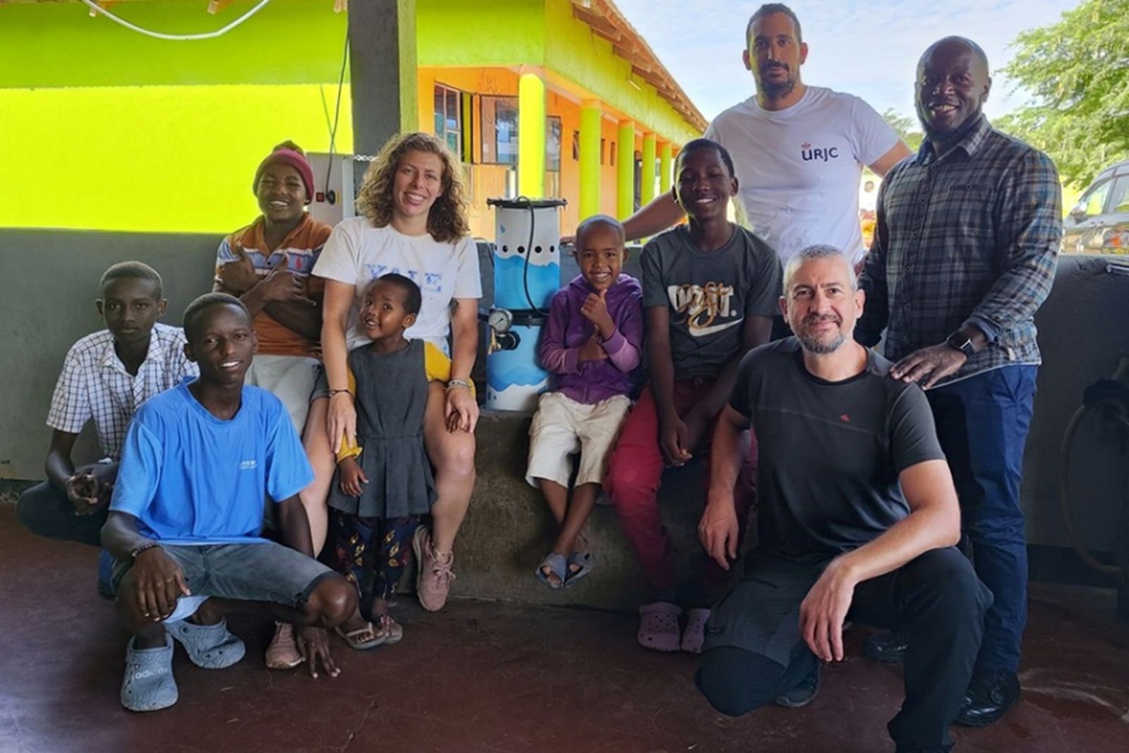 Investigadores de la URJC con niños y responsables del proyecto en Tanzania