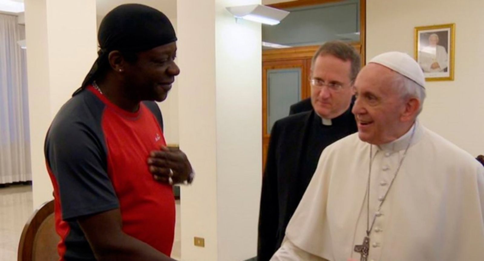 El humorista Stephen K. Amos, gay y ateo, saluda al papa Francisco