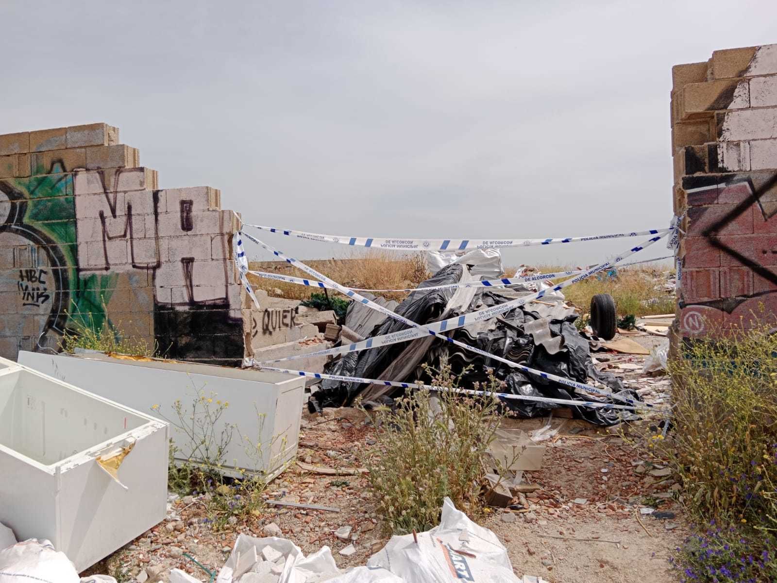 Precinto de la zona del vertido de amianto en Alcorcón