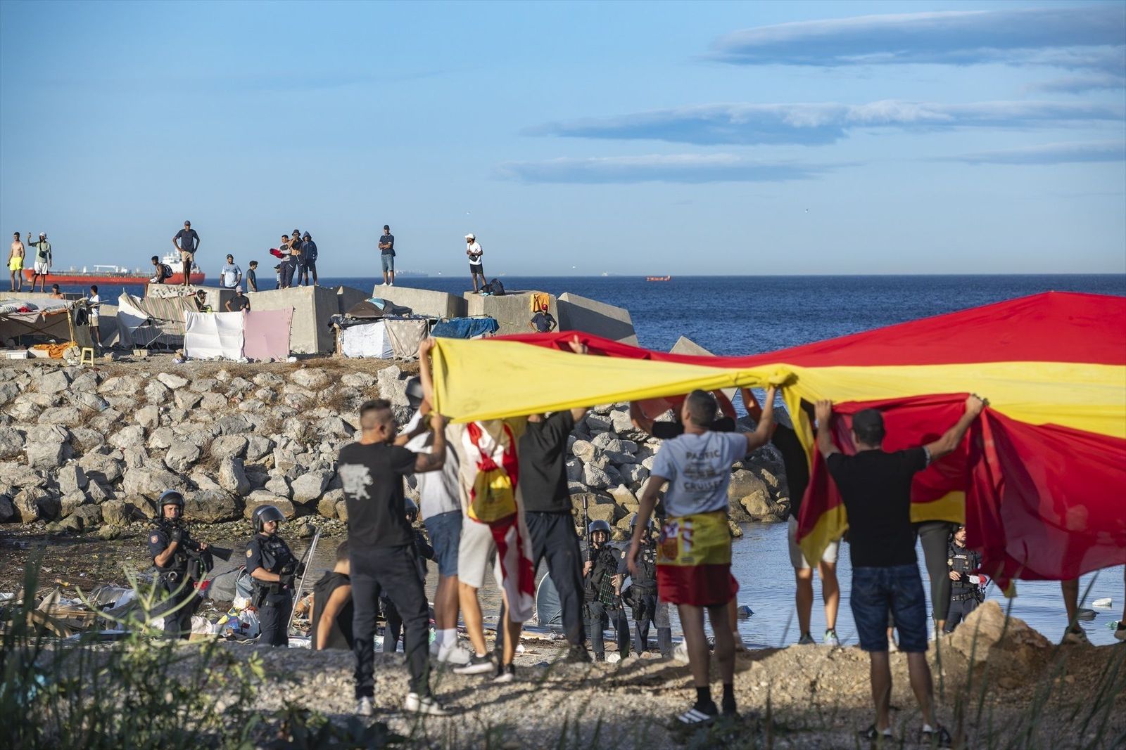 Tensión también entre los vecinos de Ceuta: "Mi madre fue agredida por otros manifestantes"