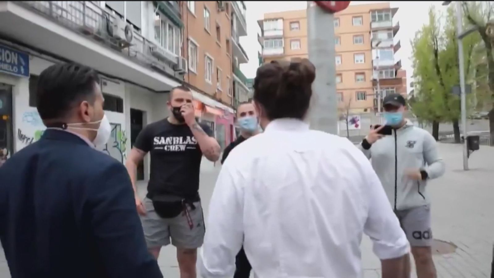 Pablo Iglesias se encara con los desconocidos que le increpaban en Coslada en su estreno como candidato