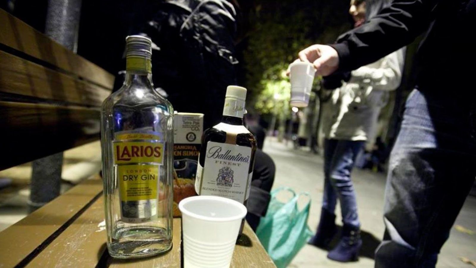 La izquierda atribuye responsabiliza del botellón a la inacción de Almeida y los discursos de libertad