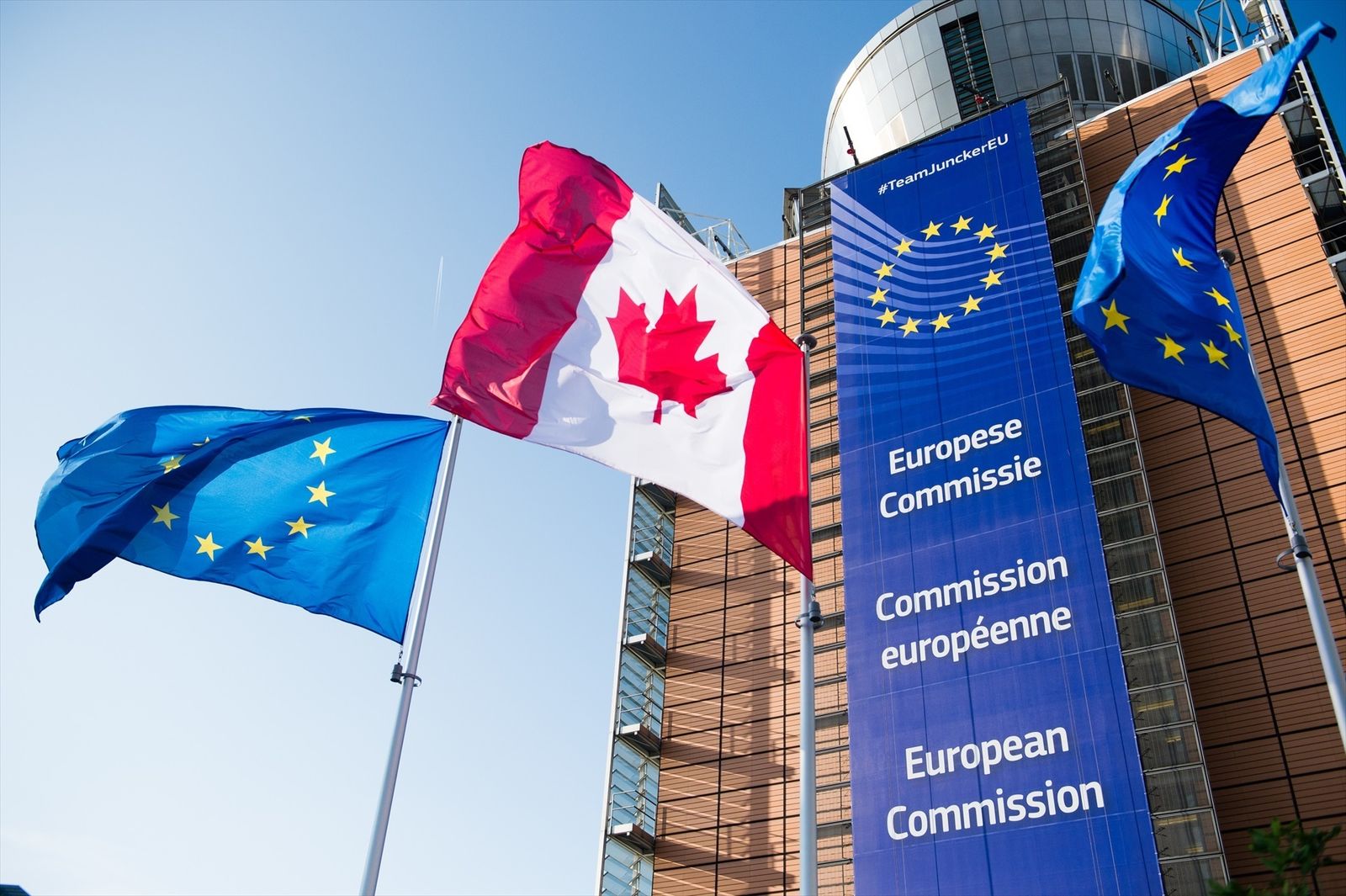 Banderas de Canadá y de la Unión Europea