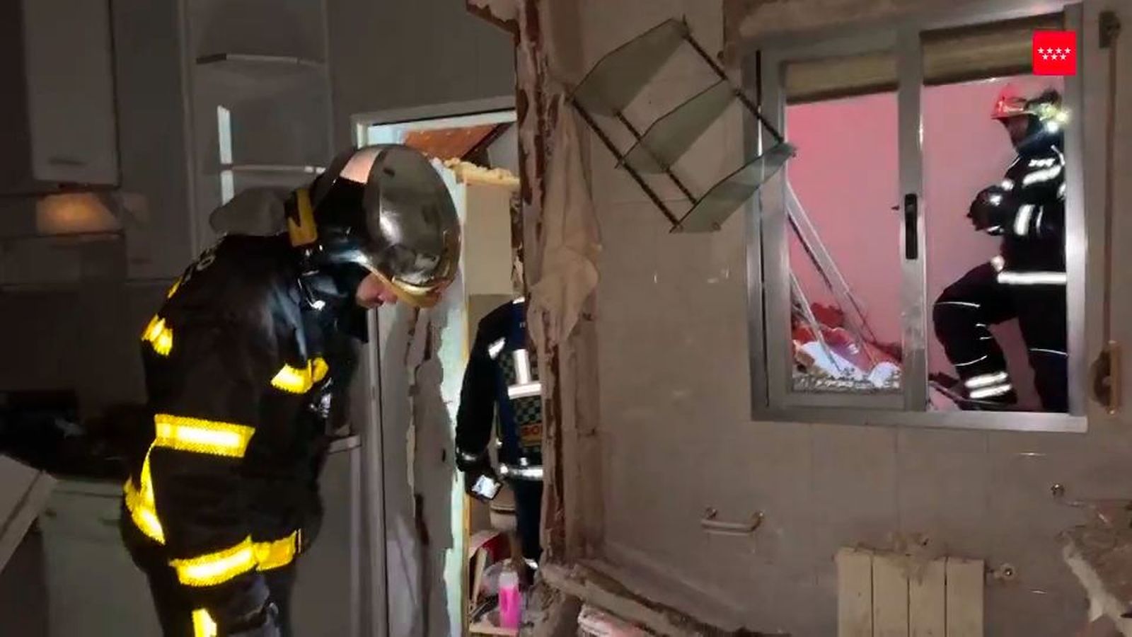 Rescatan a tres vecinos tras una explosión en una vivienda de Moraleja de Enmedio