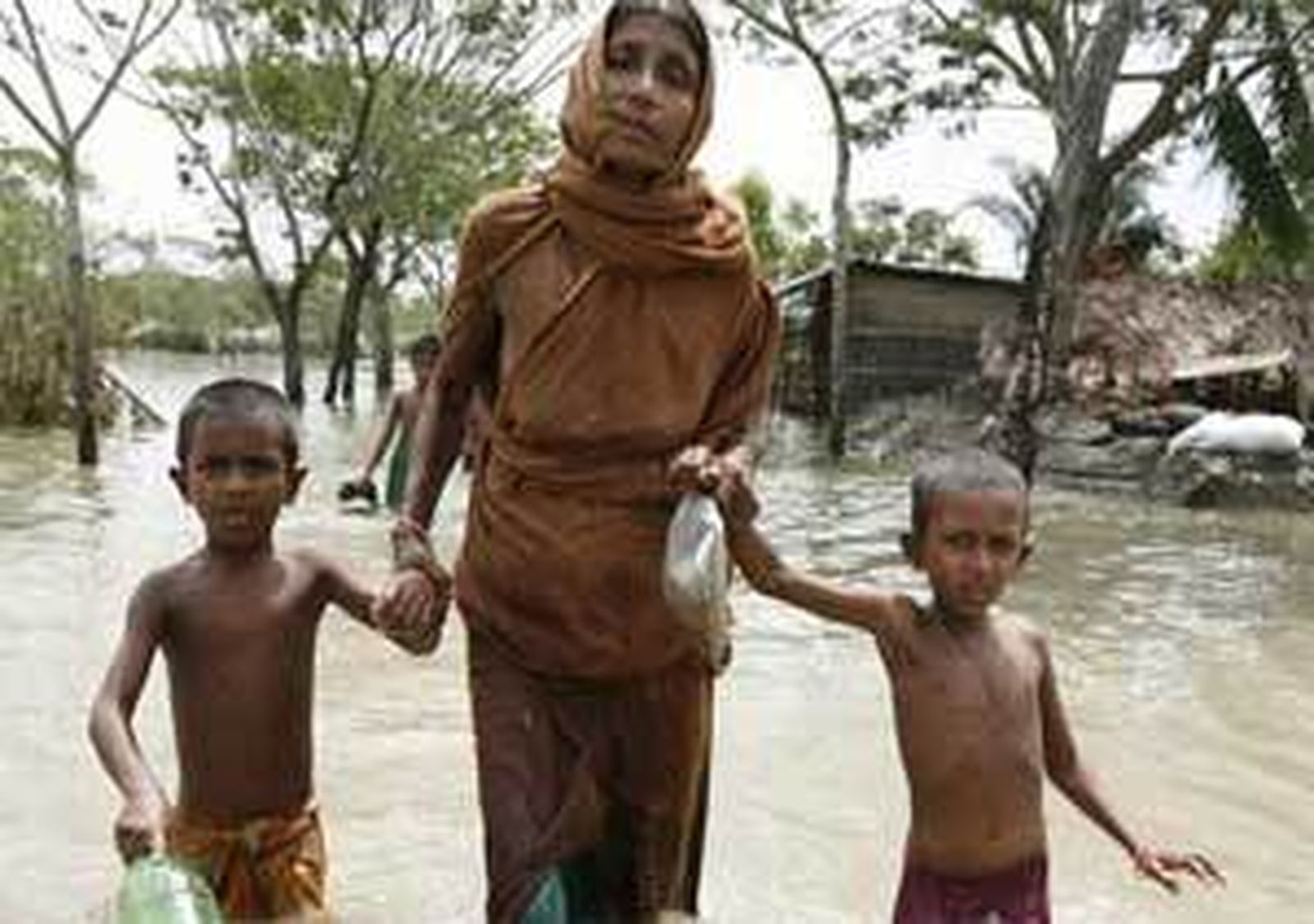 Ordenan evacuar a miles de personas en Bangladesh ante la llegada de ciclón