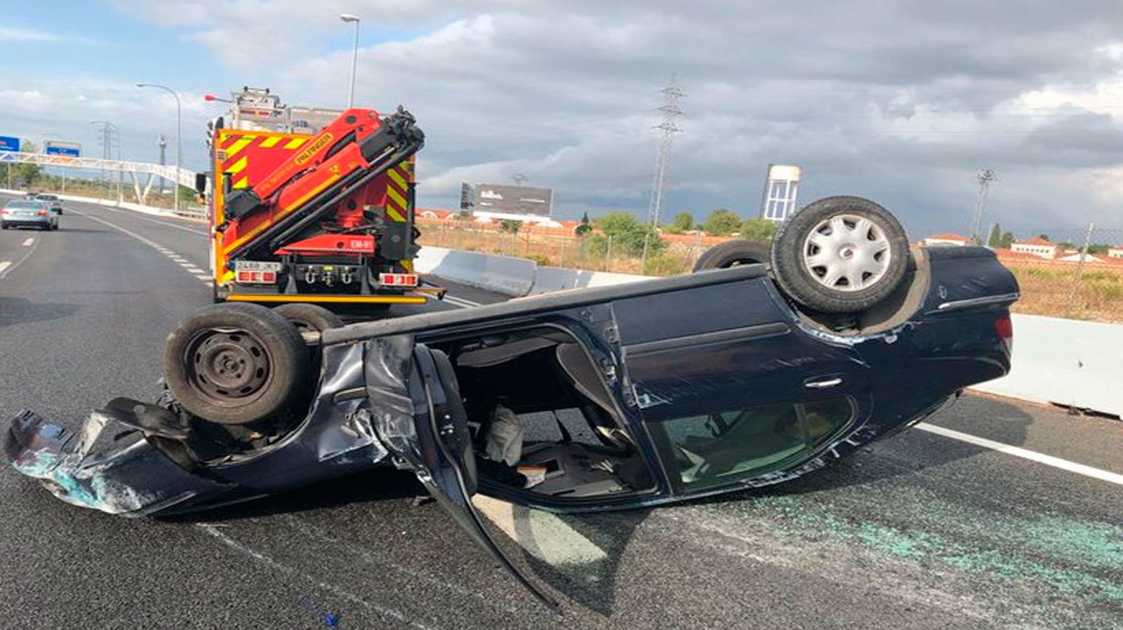 Dos heridos al volcar un coche en la M-607
