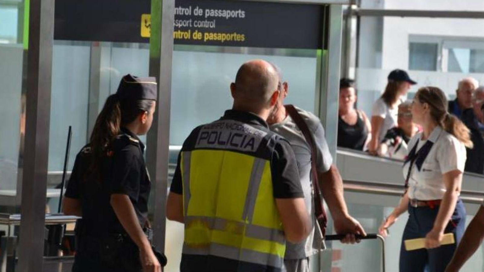 Sindicatos policiales denuncian la escasez de mascarillas y guantes en aeropuertos y zonas portuarias