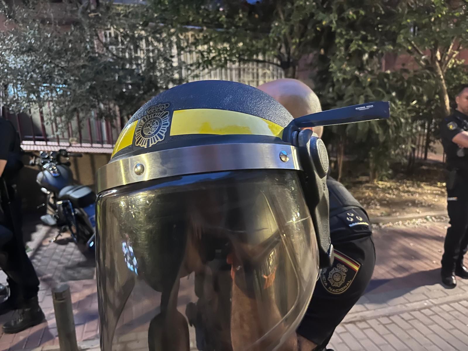 Se atrinchera en Puente de Vallecas, retiene a su hermano menor y agrede a un policía con un cuchillo