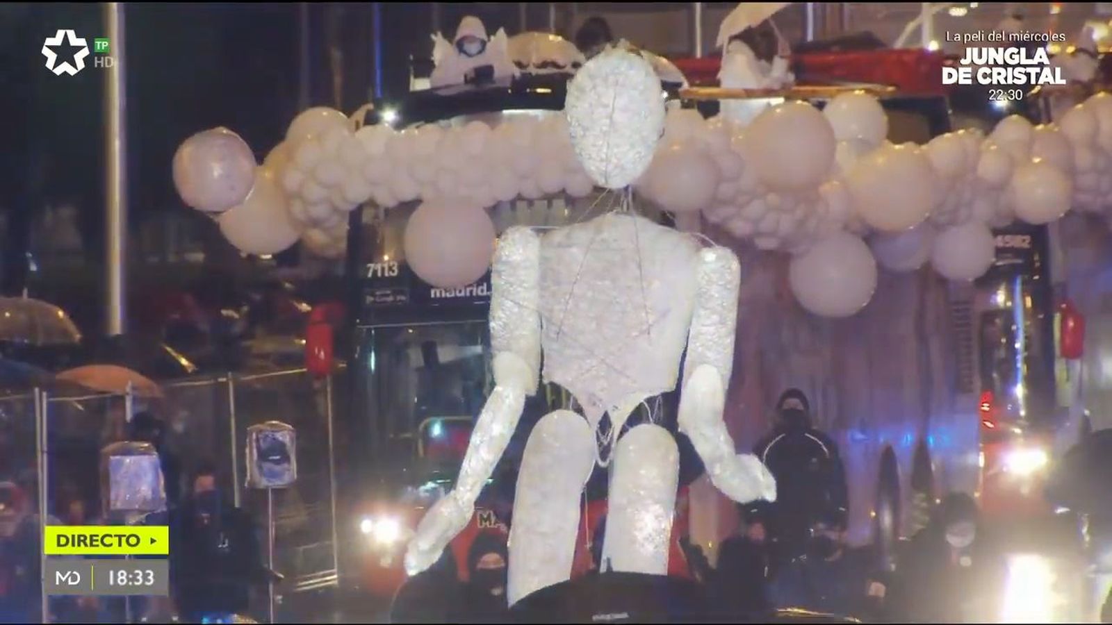 Una marioneta gigante simboliza a los abuelos en la Cabalgata de Reyes de Madrid