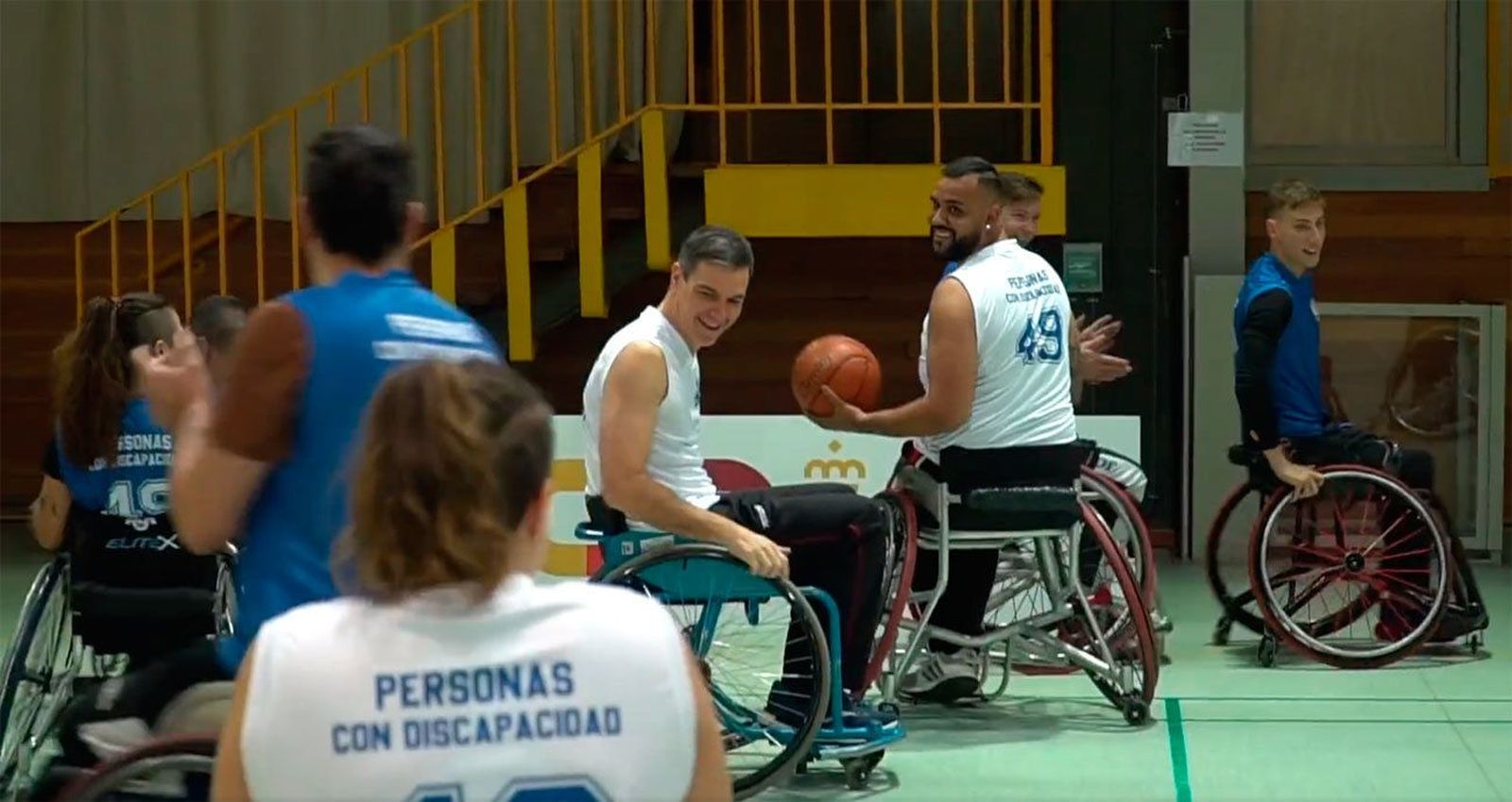 Sánchez juega al baloncesto en silla de ruedas para reivindicar la reforma del artículo 49 de la Constitución