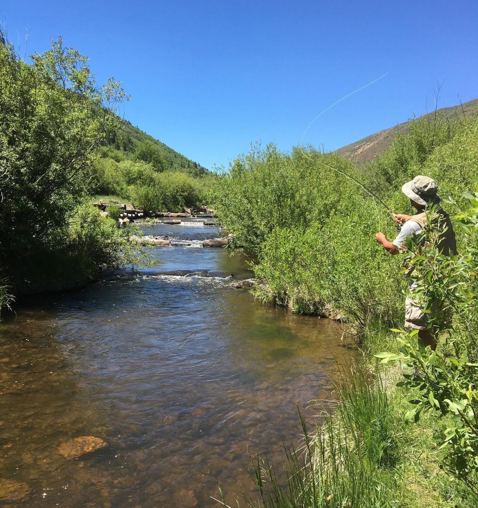 Un hombre pesca en un río de la Comunidad de Madrid