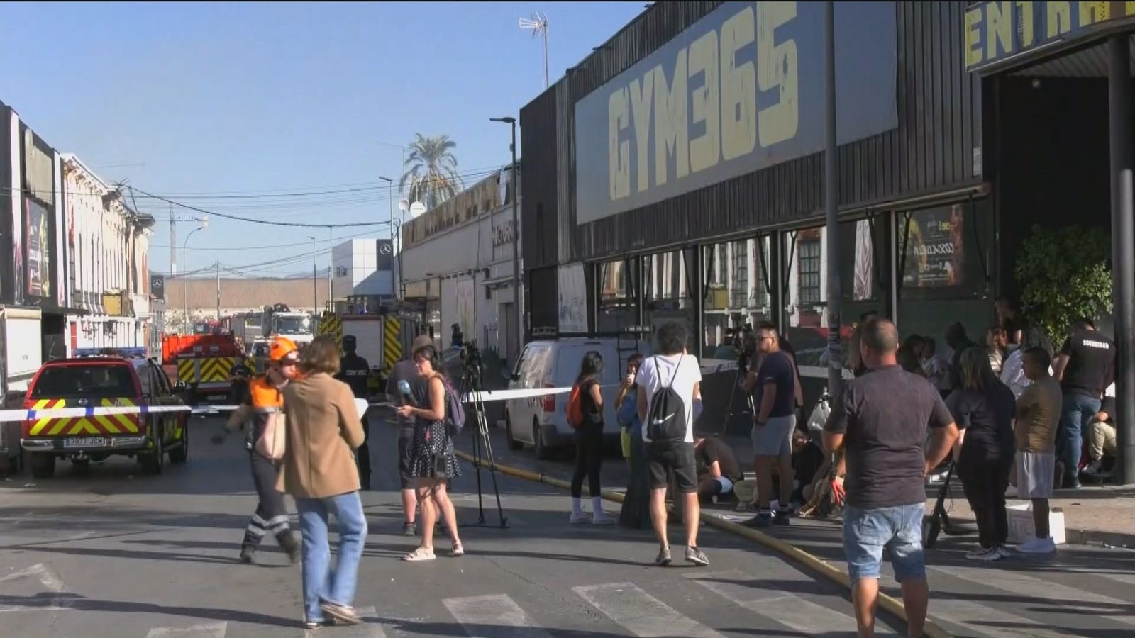 Familiares y prensa esperan noticias sobre las personas desaparecidas en el incendio