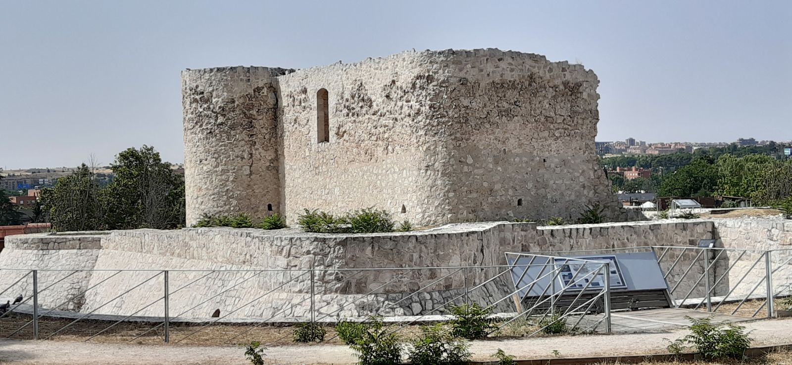 Castillo-fortaleza de La Alameda, en Barajas