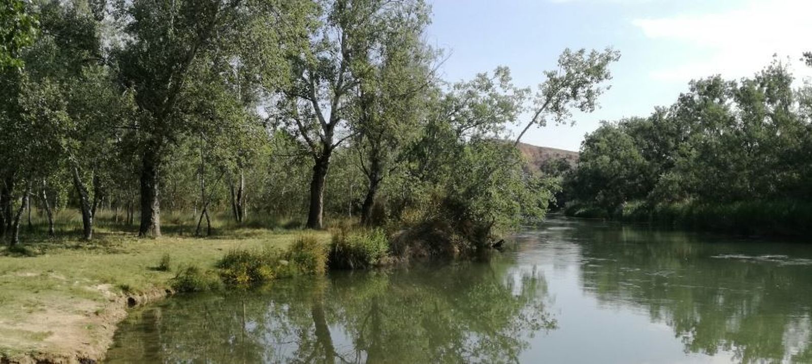 VILLARES DEL RÍO TAJO EN ESTREMERA. DÓNDE: Desde la A-3 hasta la salida 62 para tomar la M-240 dirección Estremera. Tomar el camino hasta el Área Recreativa de Villares del Tajo. TARIFAS: Gratuita, Aparcamientos gratuitos sin vigilancia. CARACTERÍSTICAS: Recomendable preguntar por la calidad de las aguas del río Tajo. Cuenta con un restaurante.