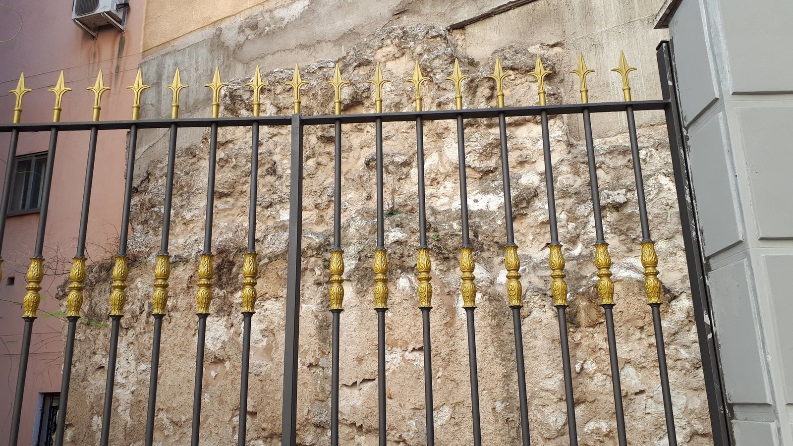 Restos de la muralla medieval de Madrid en la Calle de los Mancebos