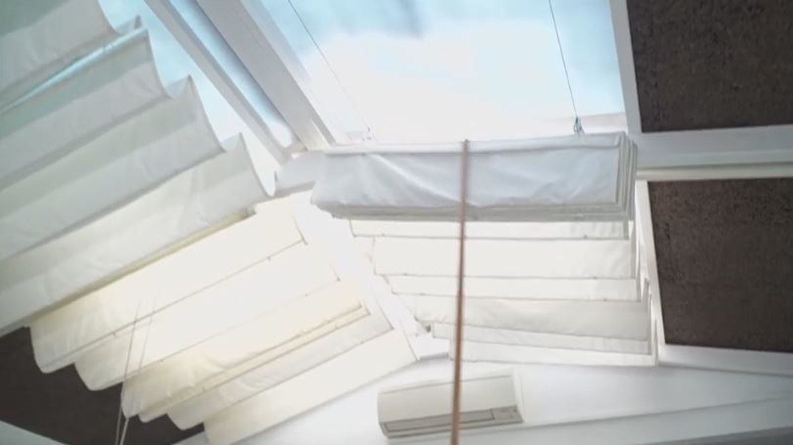 ¿Y cómo consiguen luz en la vivienda? Con estos curiosos lucernarios. Antes, por cierto, esta casa era un estudio de pintura.