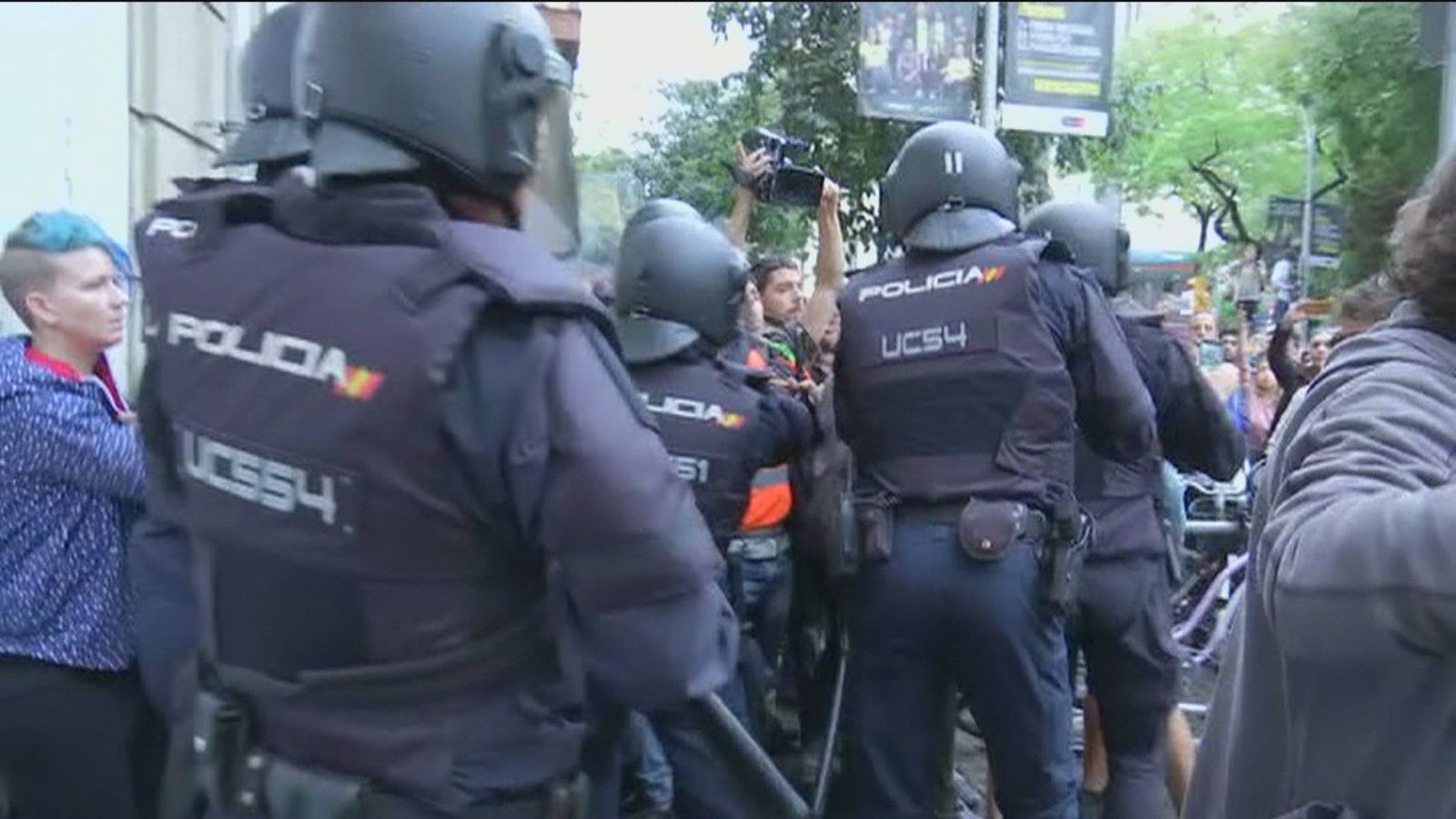 Un juez de Barcelona deja a un paso de juicio a 45 policías nacionales por las cargas del 1-O
