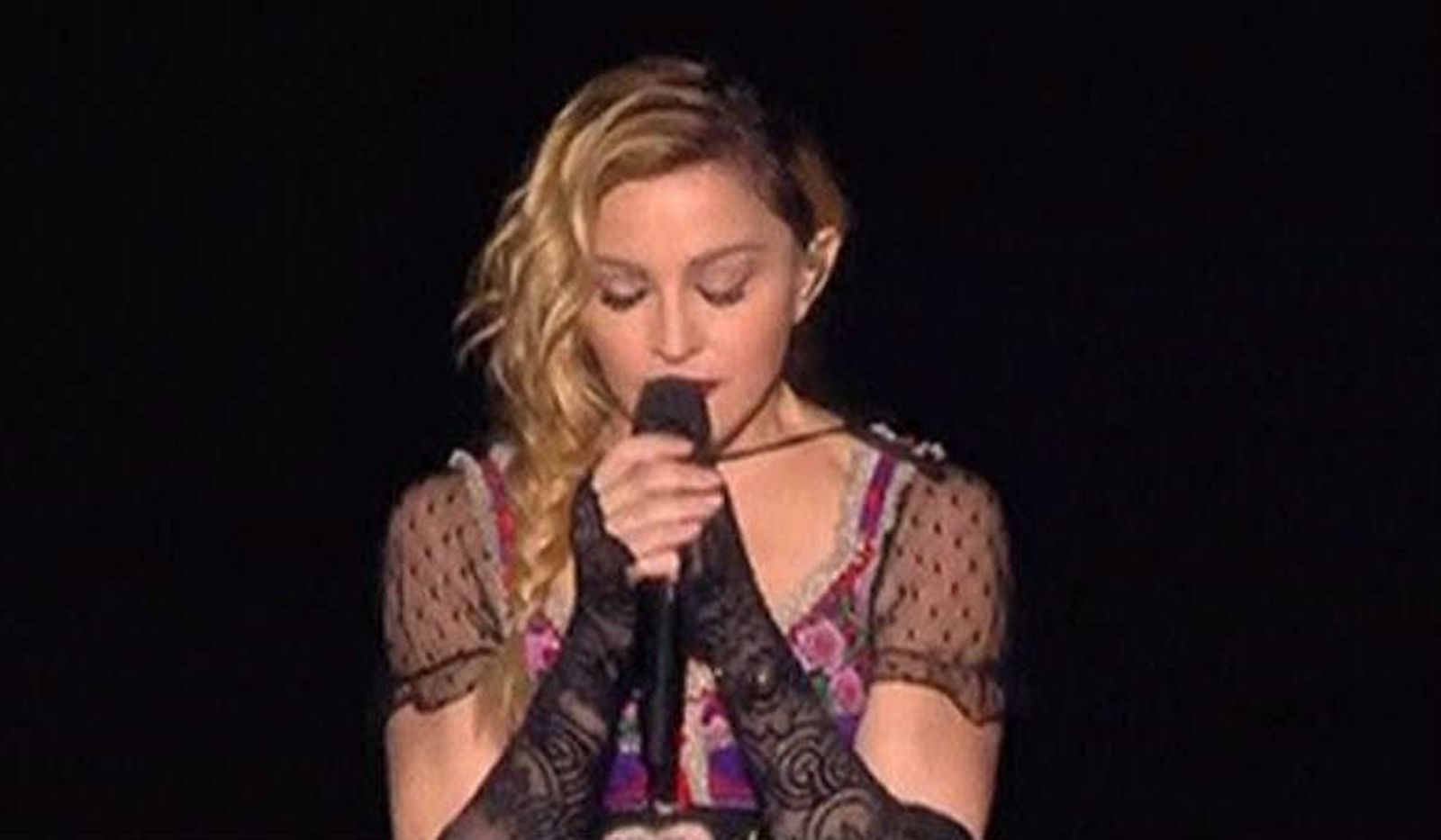 De Salma Hayek a Madonna, los famosos se solidarizan con París