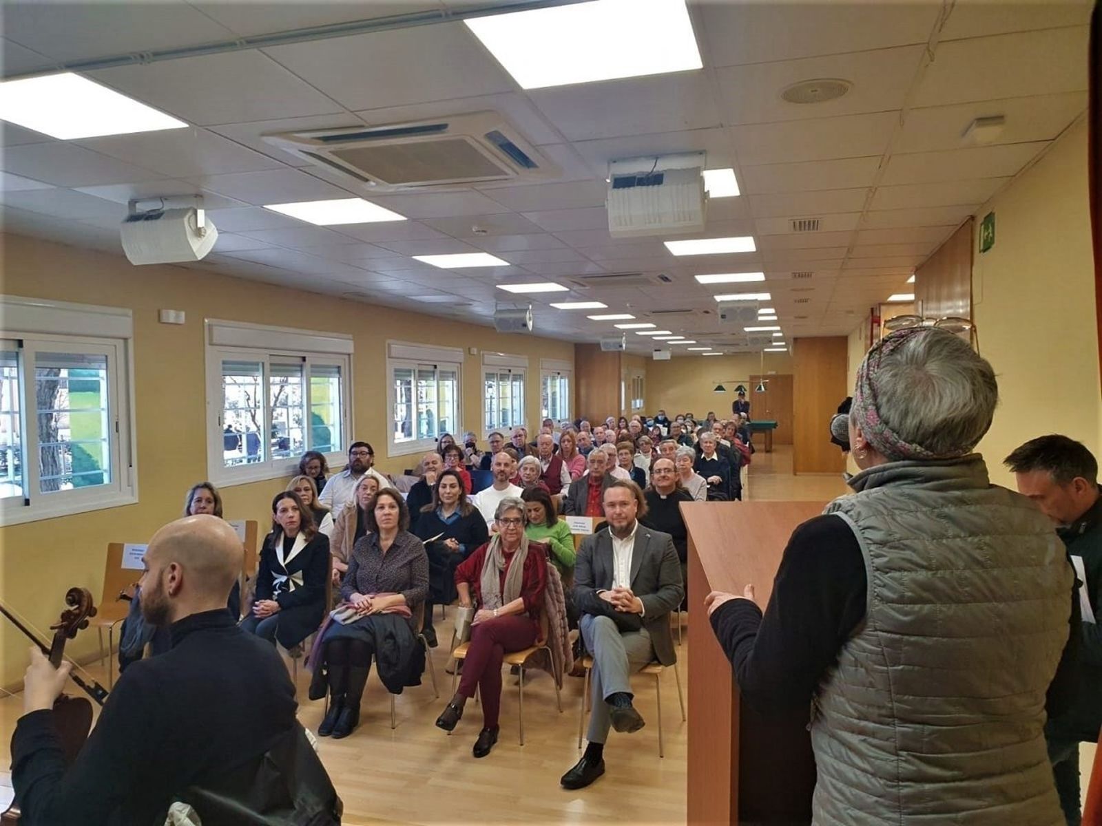 Villa de Vallecas homenajea a los colectivos que lucharon frente al Covid-19