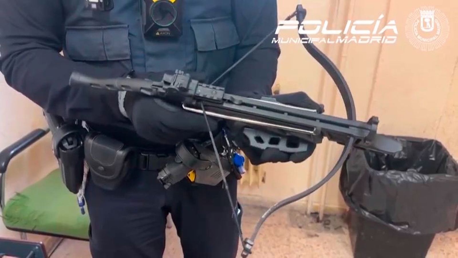Detenido en Vallecas por llevar una ballesta lista para disparar y un arma de fuego