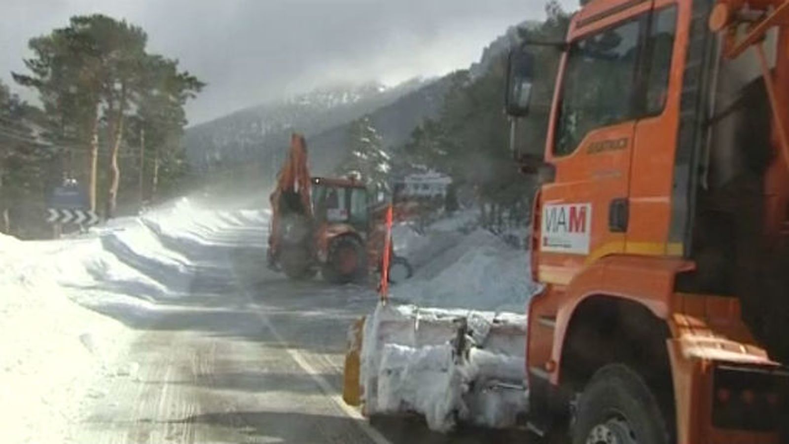 Las quitanieves de la comunidad velan por el estado de 2.500 kilómetros de carreteras