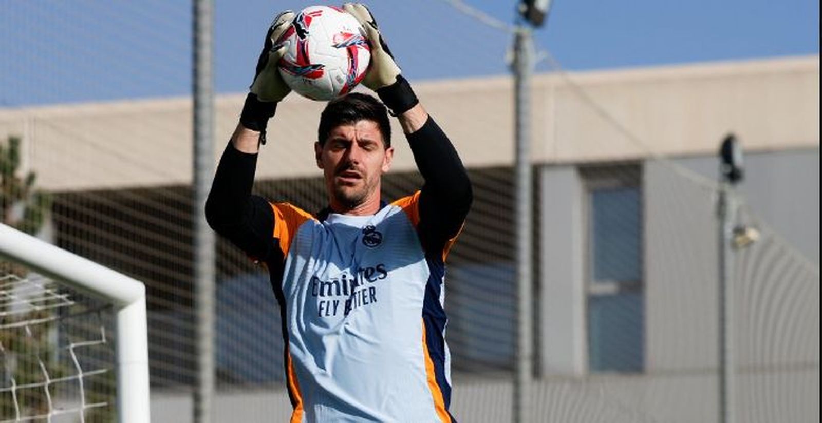 Courtois vuelve a entrenarse