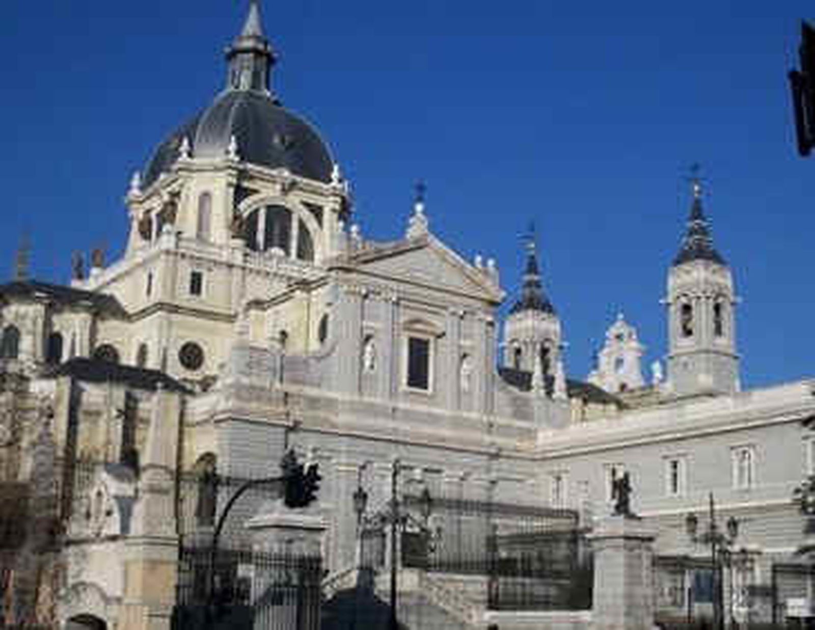 La Almudena reabrió al culto este Domingo de Ramos