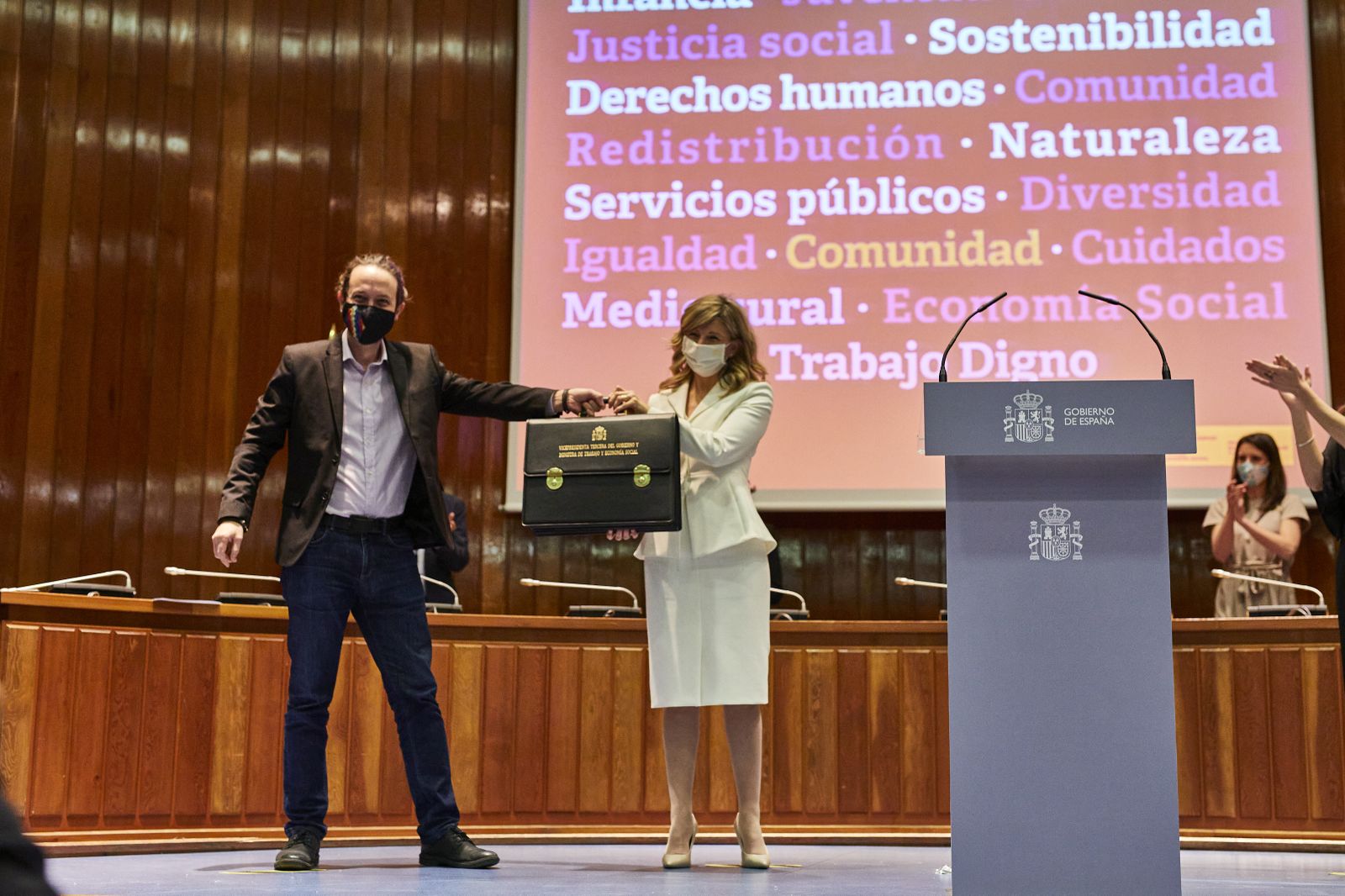 Pablo Iglesias traspasa su cartera ministerial a Yolanda Díaz
