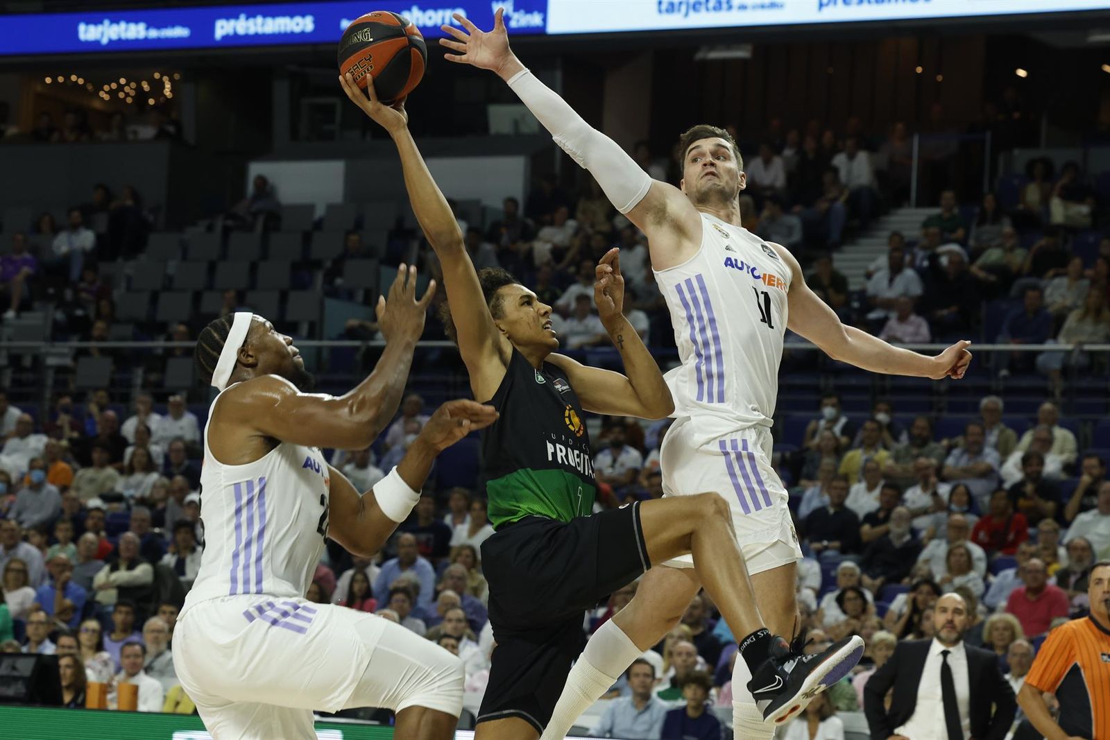 El alero del Joventut Yannik Kraag, con el balón ante los jugadores del Real Madrid