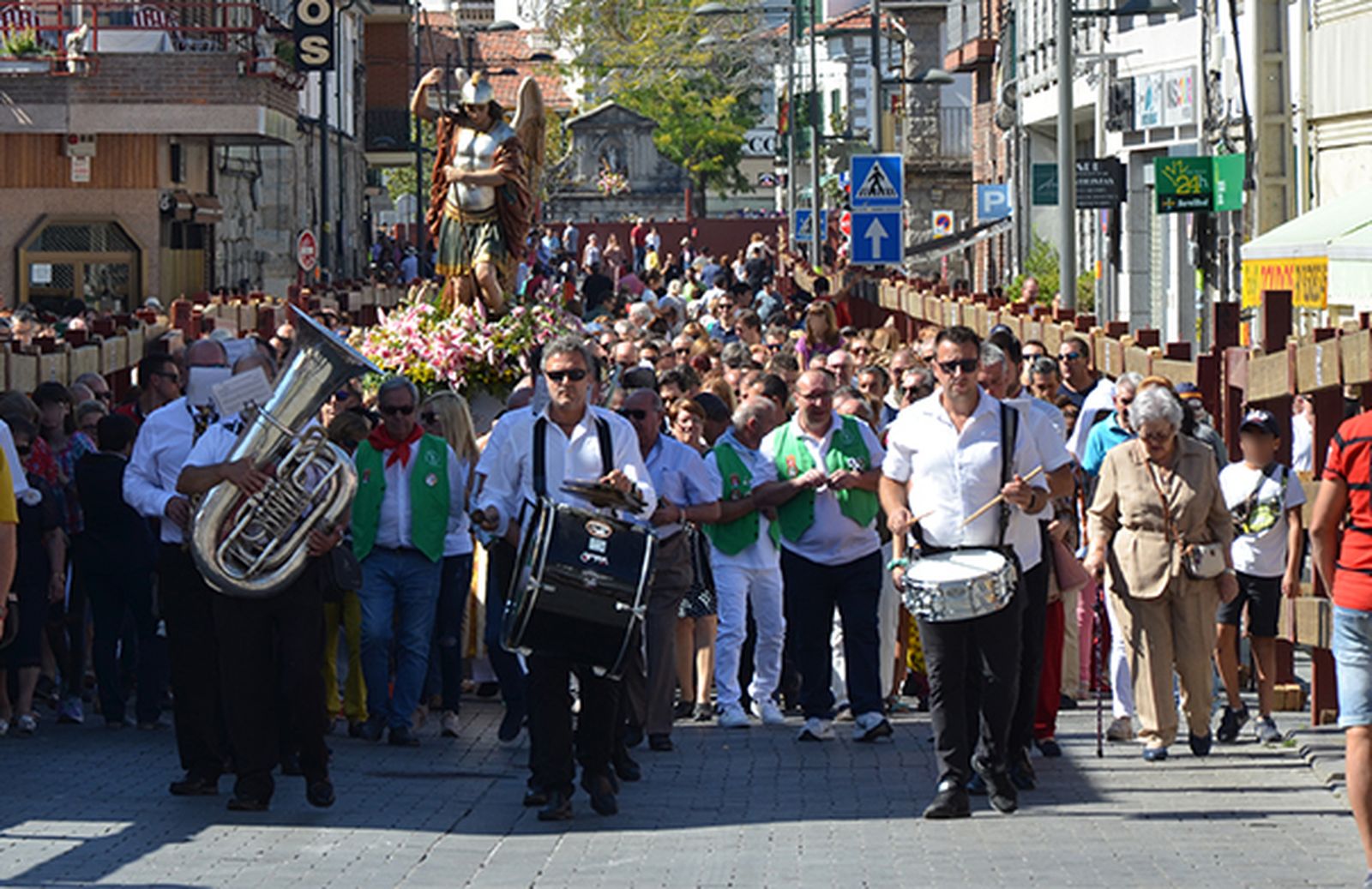 Banda de música y procesión por las calles de Guadarrama