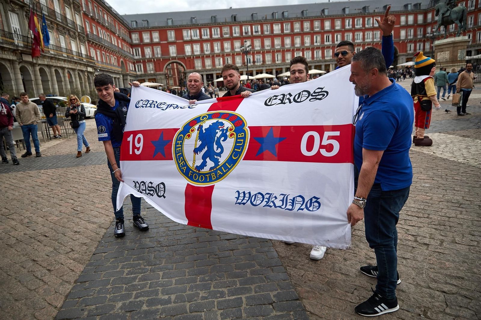 Tensión en la Plaza Mayor con disturbios entre hinchas de Chelsea y City