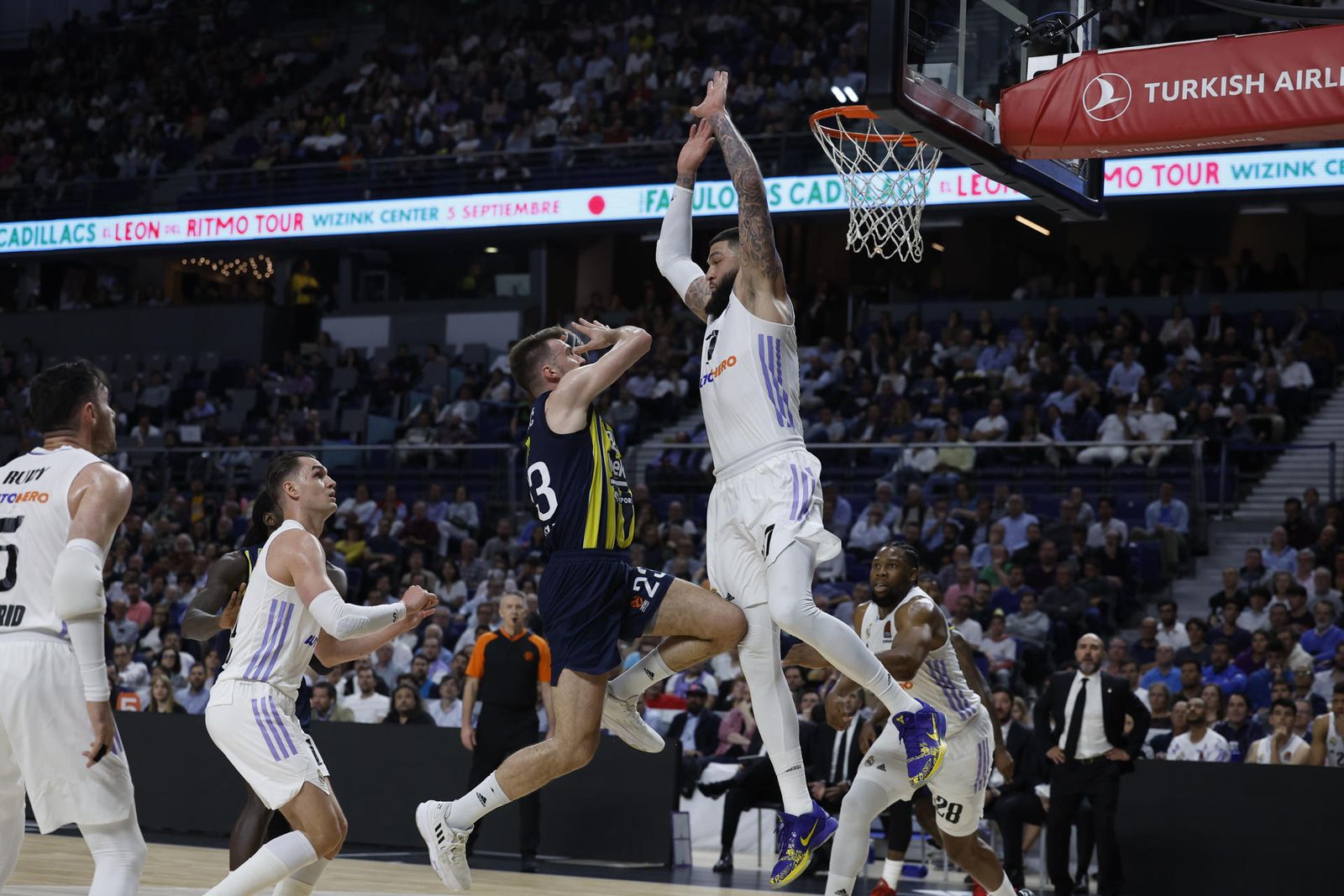 Vincent Poirier lucha con el serbio Marko Guduric, durante el encuentro de Euroliga entre Real Madrid y Fenerbahçe