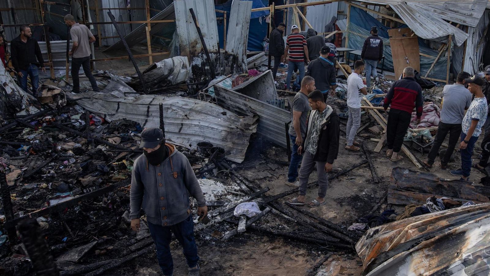 Al menos 45 personas mueren en un ataque israelí a un campo de desplazados en Rafah
