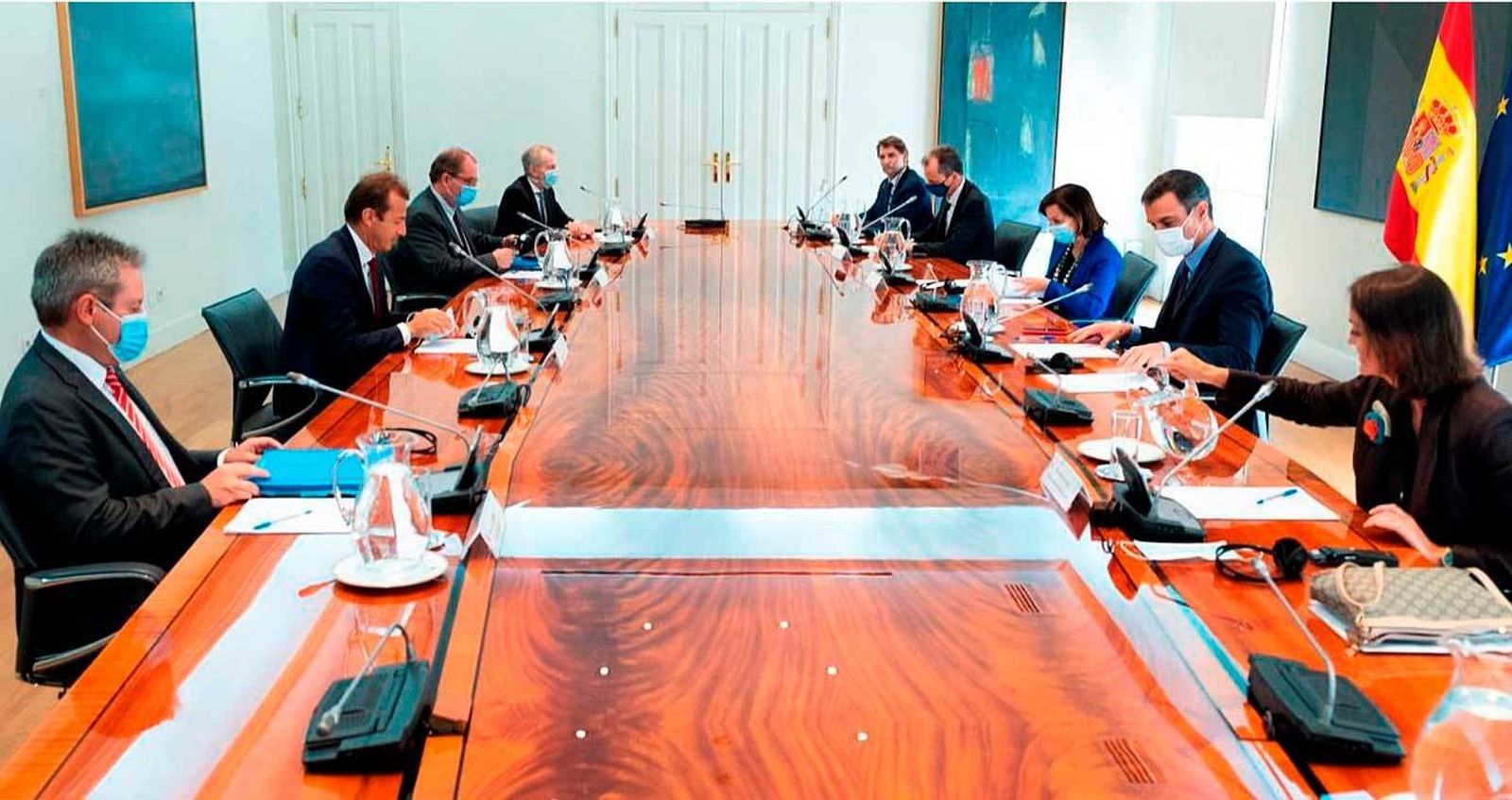 El presidente del Gobierno, Pedro Sánchez  durante su reunión con el consejero delegado de Airbus, Guillaume Faury