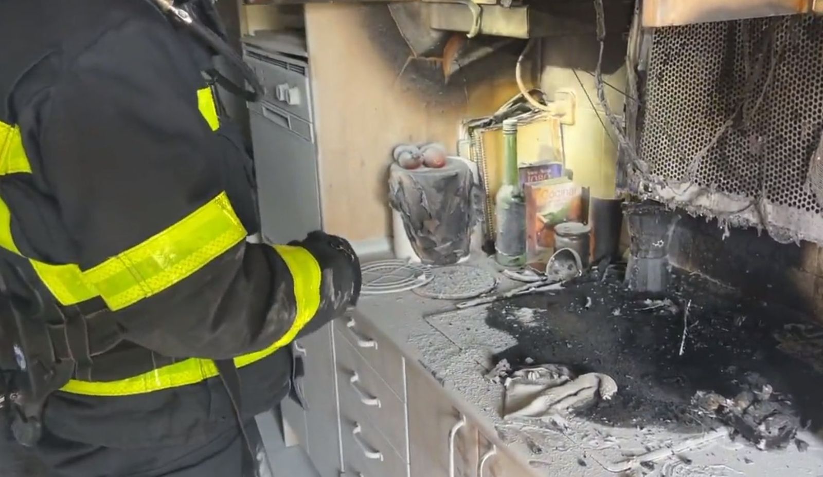 Bomberos de Madrid y la Comunidad sofocan un incendio en Aravaca