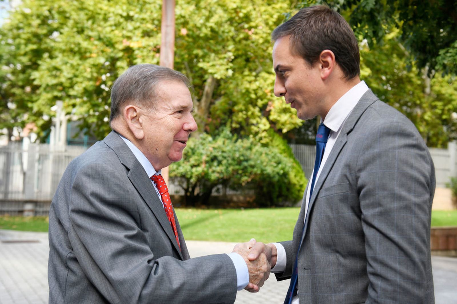 Lobato recibe a Edmundo González en la Asamblea