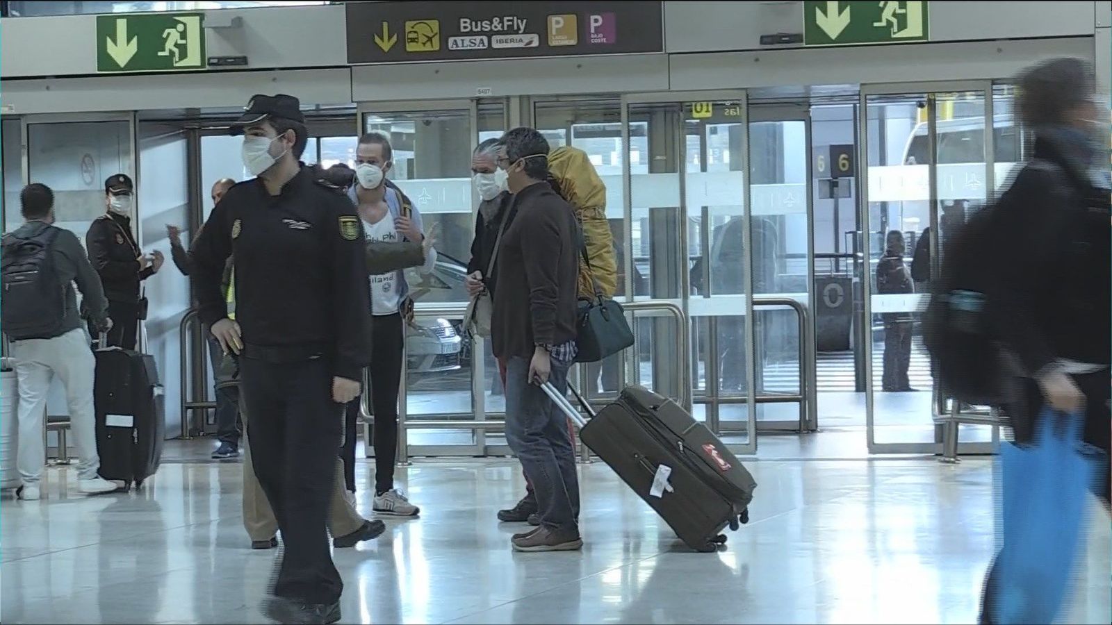 Polémica entre la Comunidad de Madrid y el Gobierno central por los controles de Barajas