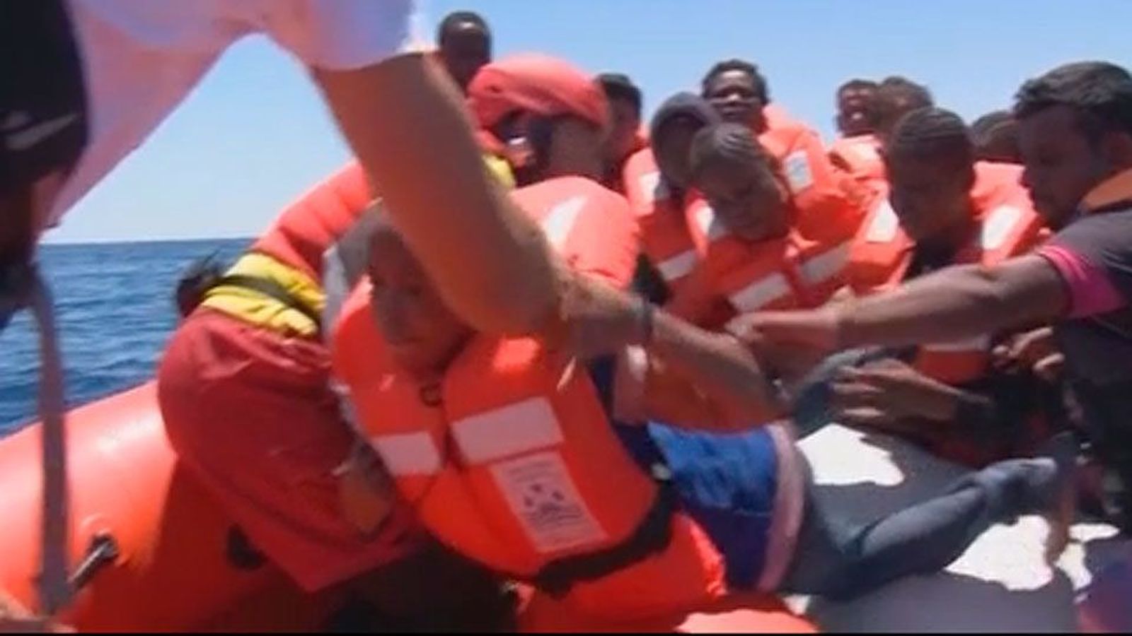 Recuperan 22 cadáveres en una patera cargada de inmigrantes en el Mediterráneo